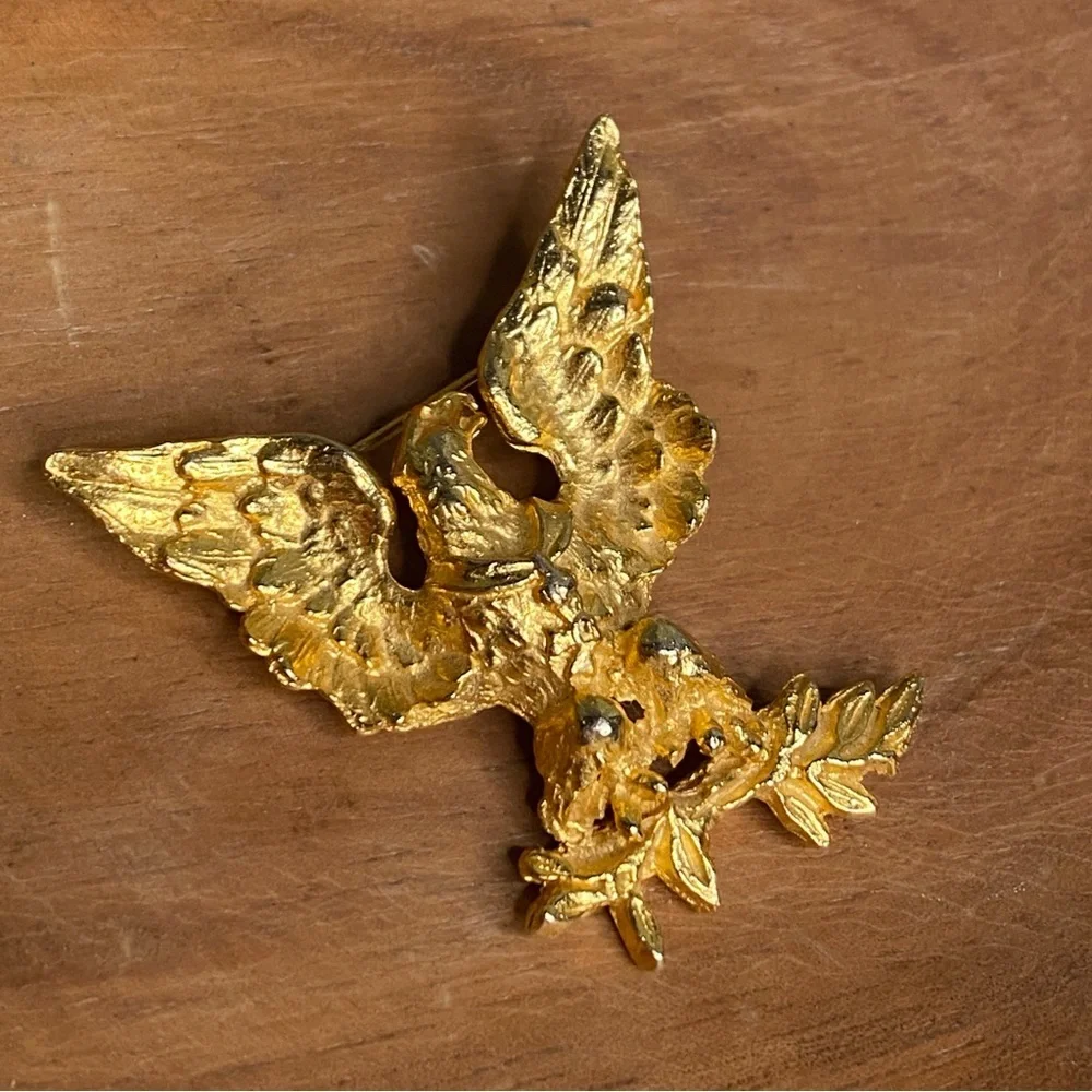 Vintage Van S Authentic 2838 Gold Cast Spread Wings Eagle Brooch